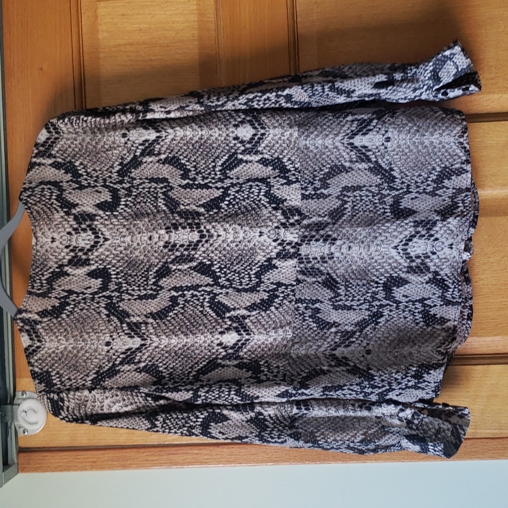 Ro & De Python Print Blouse - Picture 7 of 9